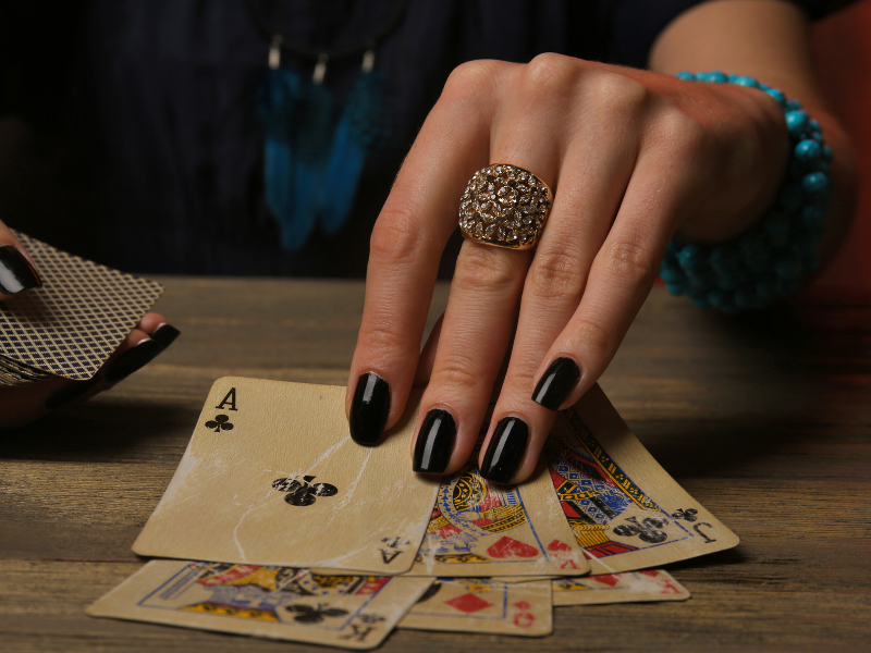 Cartes de tarot étalées sur une table de voyance avec bougie et cristal - Atmosphère feutrée