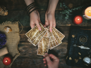 "tirage de cartes divinatoires, interprétation des cartes, voyance gratuite en ligne